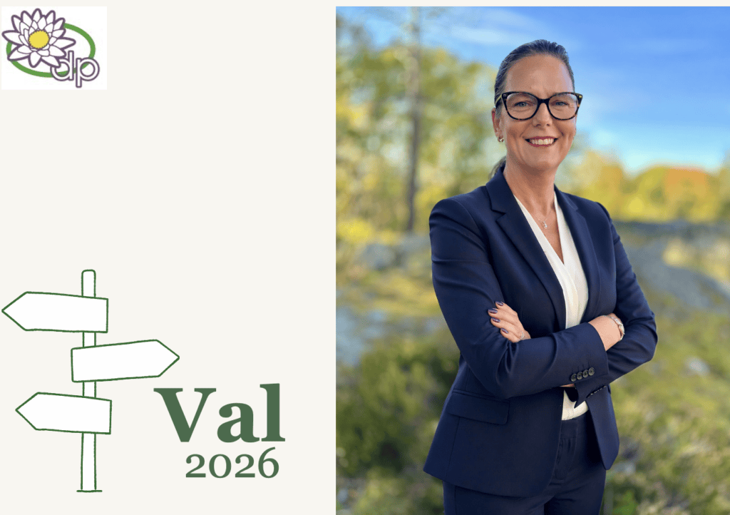 Cecilia Nordin från Drevvikenpartiet står utomhus i mörk kostym och glasögon, med armarna korsade framför en grönskande bakgrund.